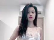 越南少女穿著內衣在手機直播間挑逗